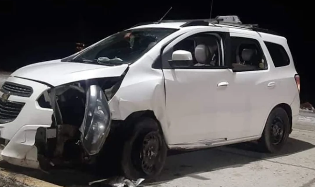 Despiste y choque de un taxi camino al aeropuerto de Ushuaia, conductor lesionado