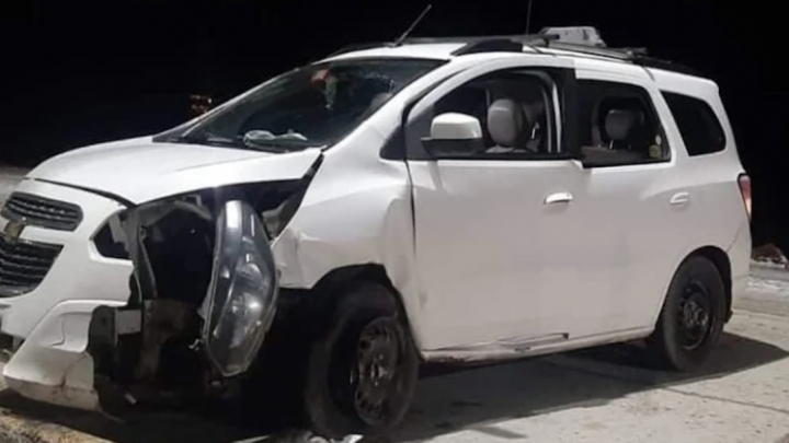 Despiste y choque de un taxi camino al aeropuerto de Ushuaia, conductor lesionado