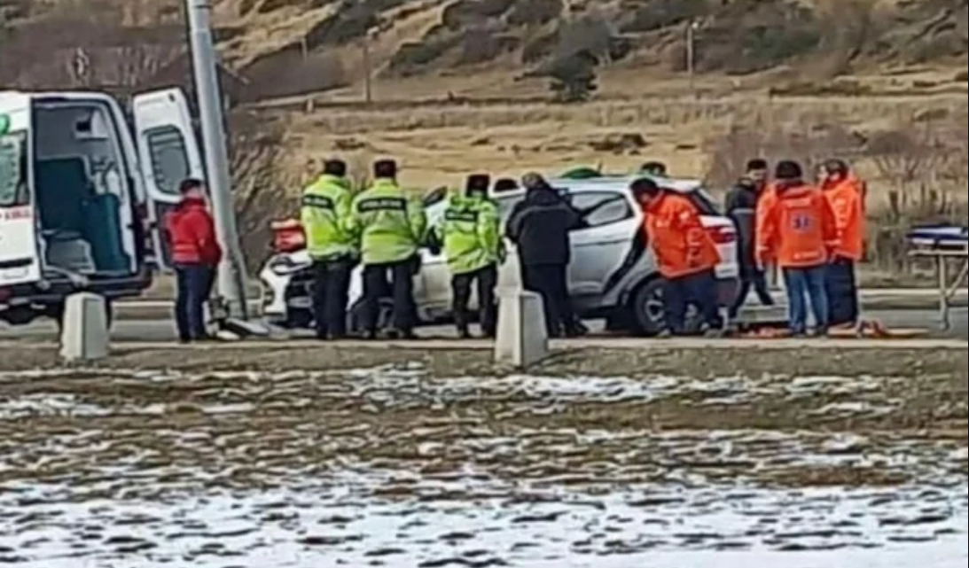 Conductora lesionada al chocar contra una columna en Ushuaia Conductora lesionada al chocar contra una columna en Ushuaia