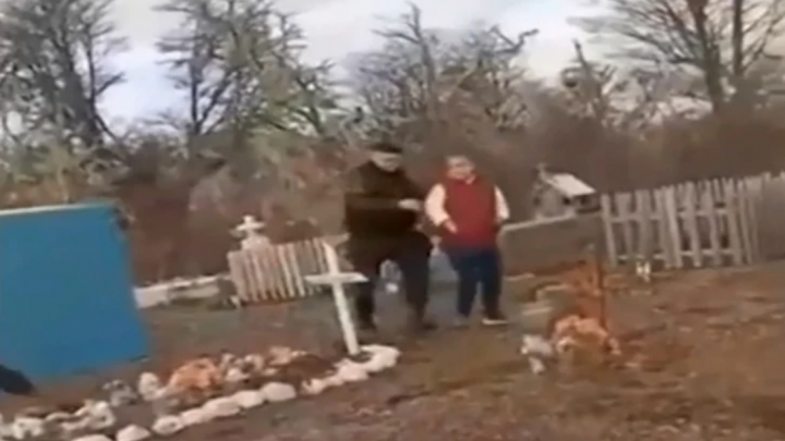 Indignacion por autorizacion de Jueza a condenado por abuso a visitar la tumba de su victima