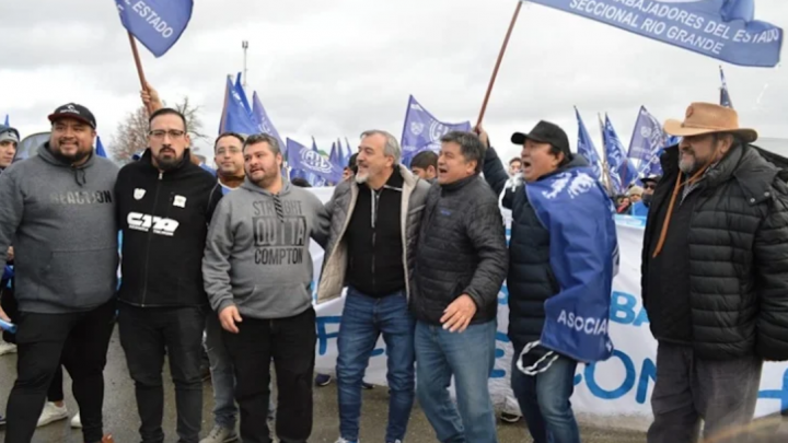 Para ATE el sueldo estatal debería ser de 500 mil pesos, pero firmo por un pancho y una Manaos