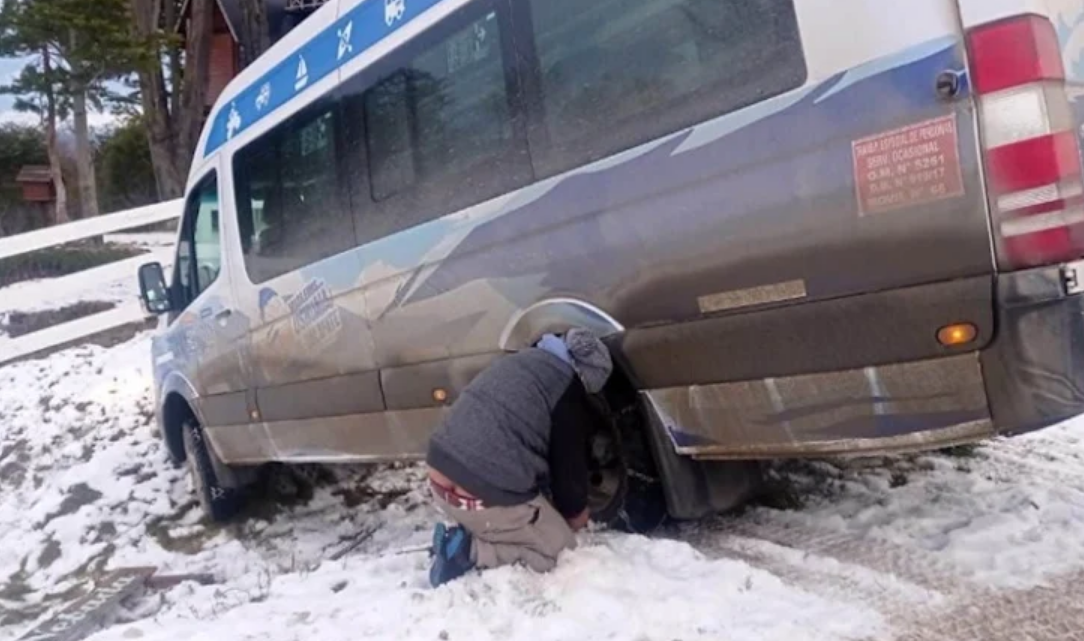 Despiste de una combi de turismo en Ushuaia, sin lesionados