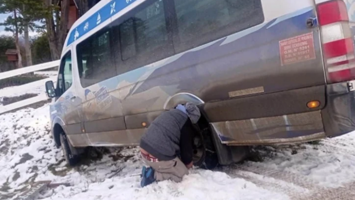 Despiste de una combi de turismo en Ushuaia, sin lesionados