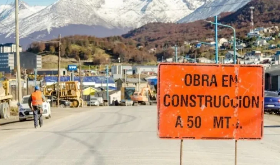 Corte de transito un sector de la Perito Moreno en Ushuaia, por instalacion de red pluvial Corte de transito un sector de la Perito Moreno en Ushuaia, por instalacion de red pluvial