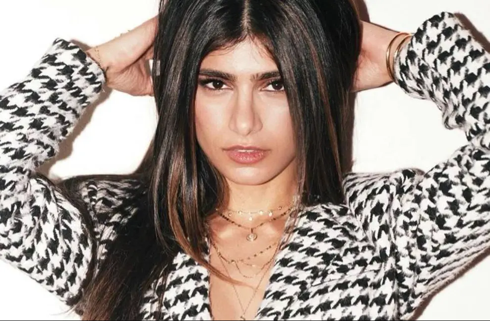 Mia Khalifa se puso una microbikini amarilla y un detalle se llevó toda la atención
