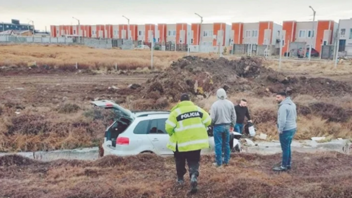 Conductora despistada, cayo en una zanja