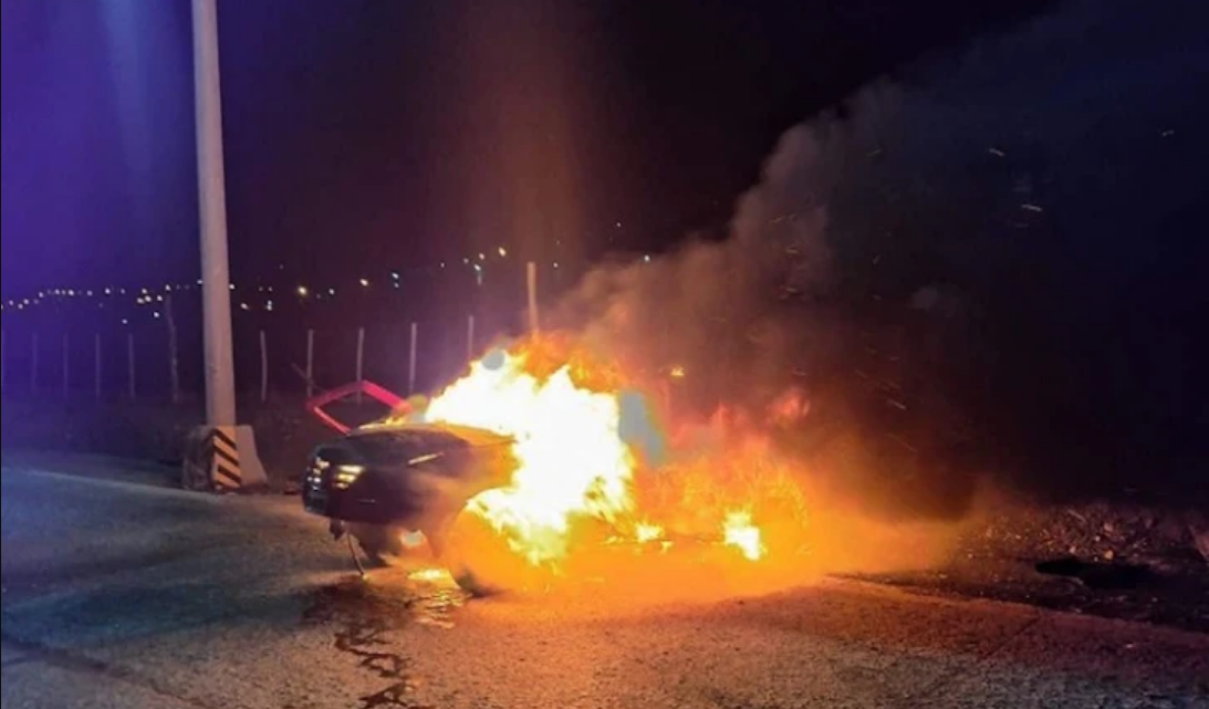 Choco contra una columna y se incendio el vehiculo en Ushuaia