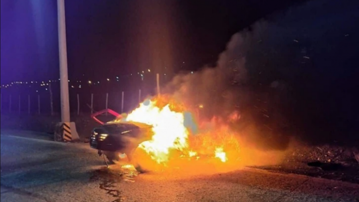 Choco contra una columna y se incendio el vehiculo en Ushuaia