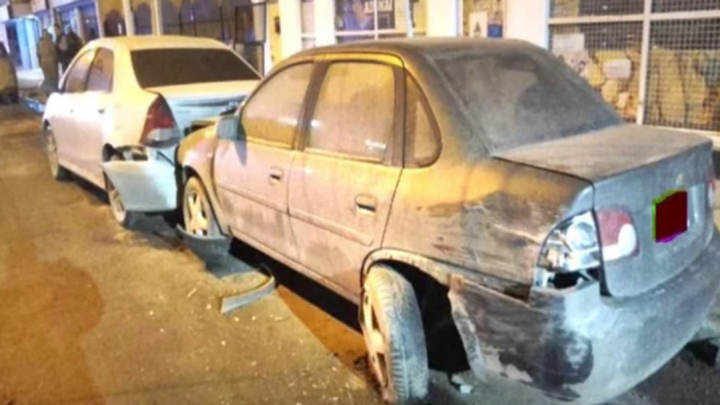 Borracho choco tres vehiculos estacionados en la madrugada en Ushuaia