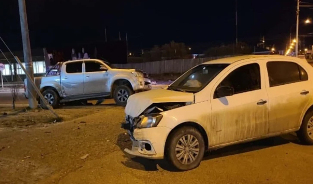 Choque ambos conductores dejaron abandonado los vehiculos Choque ambos conductores dejaron abandonado los vehiculos