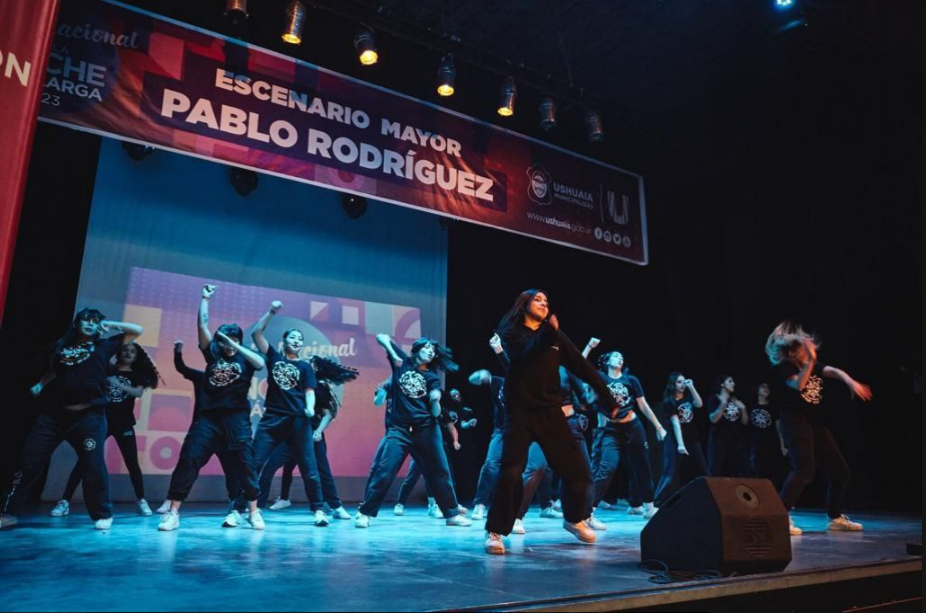 “FUNKY CHABONES” Y LA BANDA MUNICIPAL BRINDARON UN GRAN ESPECTÁCULO EN “LA NOCHE MÁS LARGA”