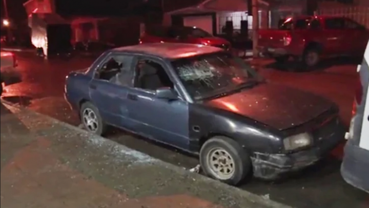 Mujer detenida por romper los vidrios de un auto con un hierro