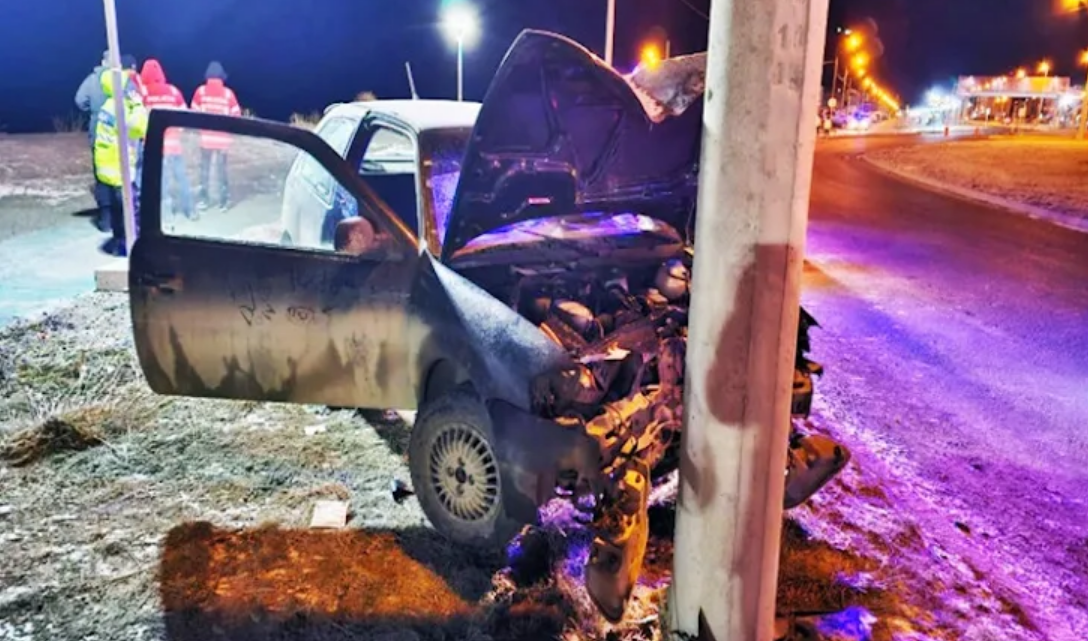 Conductora impacto contra un poste en la madrugada, 4 personas trasladadas al Hospital