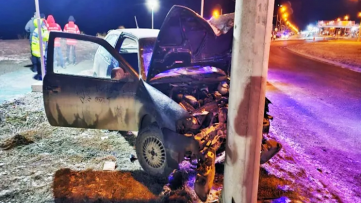 Conductora impacto contra un poste en la madrugada, 4 personas trasladadas al Hospital