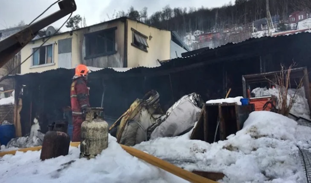 Incendio afecto a dos viviendas en Ushuaia