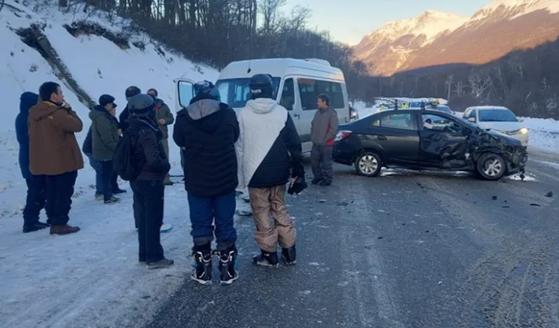 Choque en la Ruta 3, entre un taxi y una combi