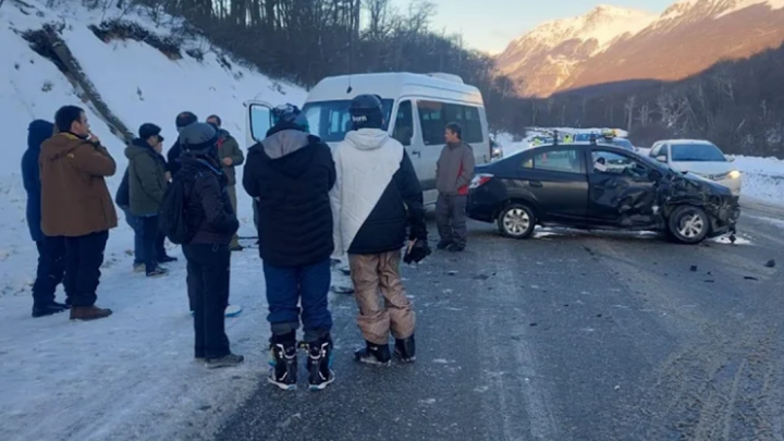 Choque en la Ruta 3, entre un taxi y una combi