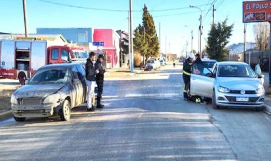 Choque una mujer lesionada con un pie aprisionado al descender el rodado