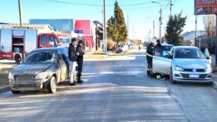 Choque una mujer lesionada con un pie aprisionado al descender el rodado