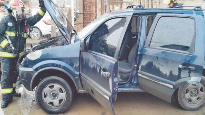 Venia circulando y se le Incendio el automovil
