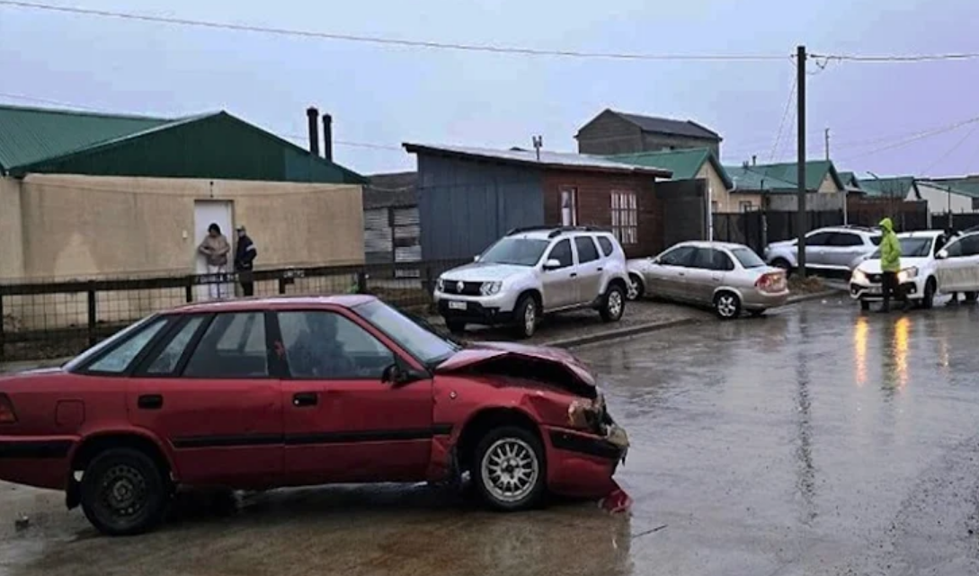 Choque con dos personas trasladadas al Hospital