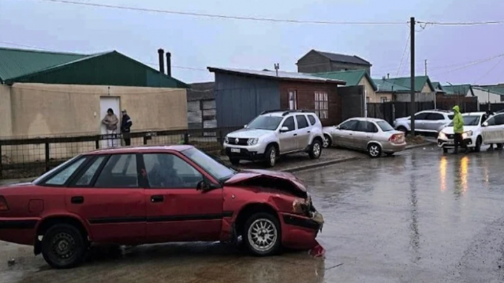 Choque con dos personas trasladadas al Hospital