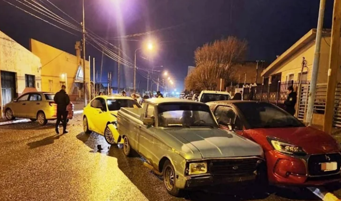 Borracho choco tres vehiculos estacionados y termino detenido Borracho choco tres vehiculos estacionados y termino detenido