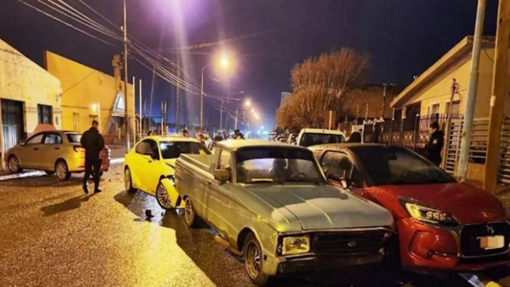 Borracho choco tres vehiculos estacionados y termino detenido