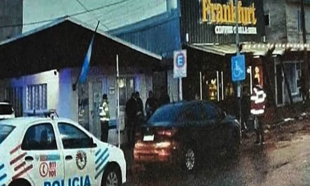Joven detenido por agredir a un efectivo policial en un local Joven detenido por agredir a un efectivo policial en un local