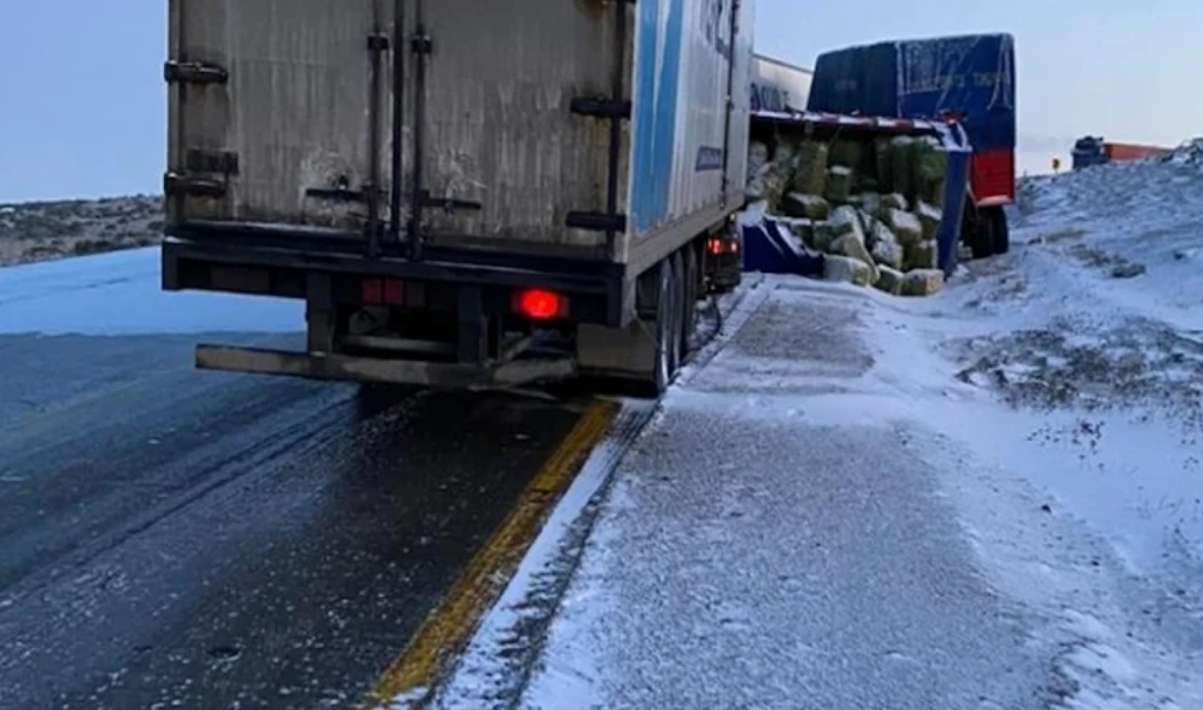 Tres camiones argentinos accidentados en ruta chilena Tres camiones argentinos accidentados en ruta chilena