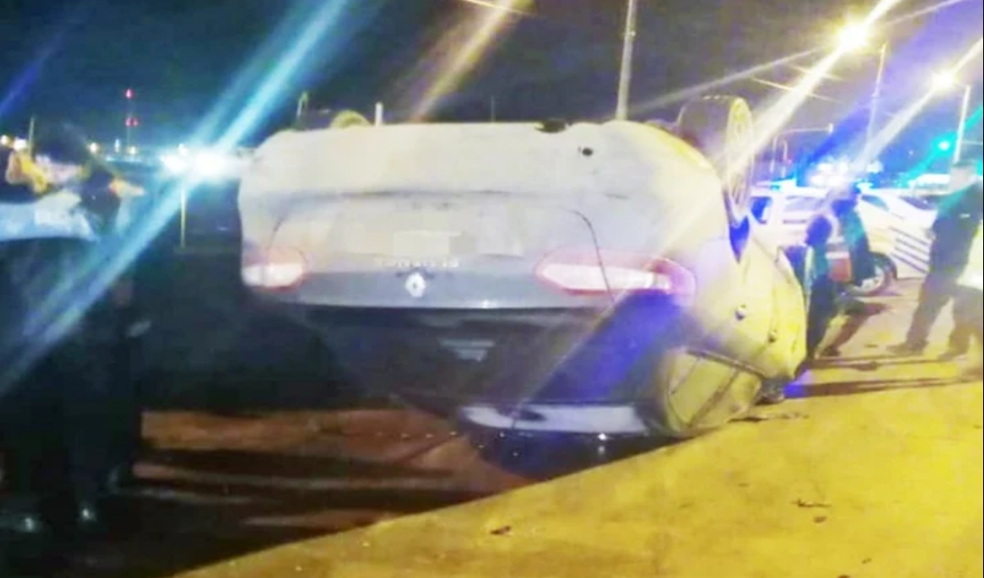 Borracho, choque a vehiculos estacionados y vuelco Borracho, choque a vehiculos estacionados y vuelco