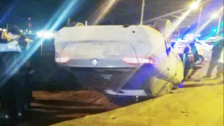 Borracho, choque a vehiculos estacionados y vuelco