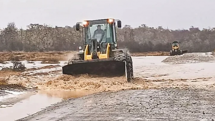 Rios desbordados y rutas provinciales con sectores anegados