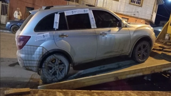 Pareja detenida luego de chocar borrachos un movil policial en Ushuaia