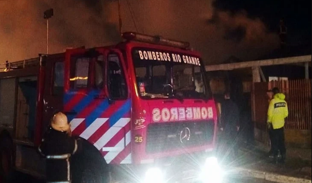 Incendio en la madrugada afecto una vivienda y un taller Incendio en la madrugada afecto una vivienda y un taller