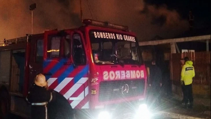 Incendio en la madrugada afecto una vivienda y un taller