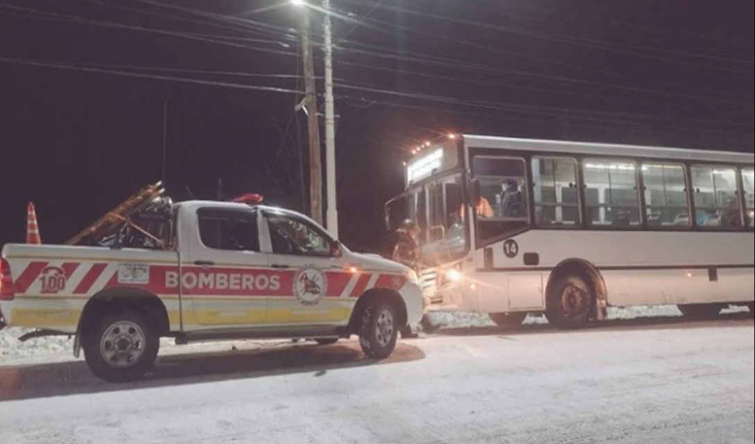 Menor con quemaduras al explotar la calefacción en un colectivo