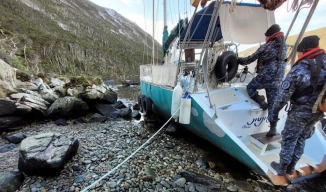 Rescatan a tripulantes de velero frances en Isla de los Estados