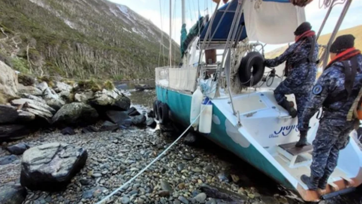 Rescatan a tripulantes de velero frances en Isla de los Estados