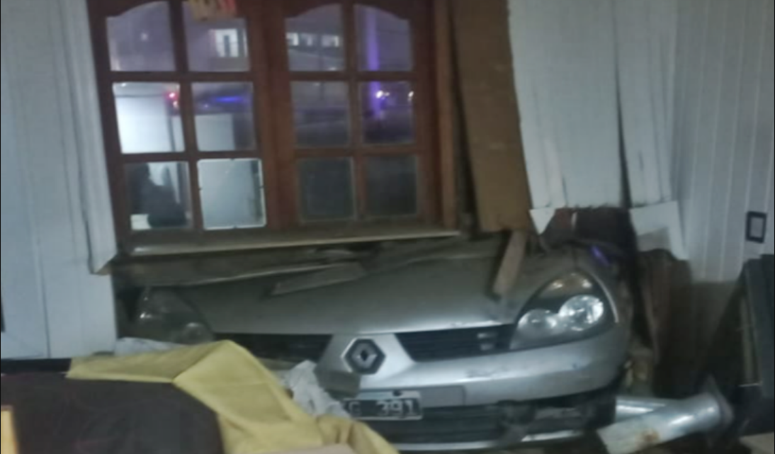 Choque uno de los vehiculos se metio en una vivienda Choque uno de los vehiculos se metio en una vivienda