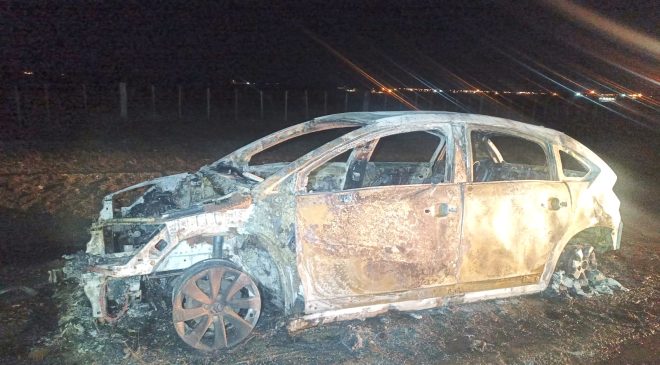 Manos anónimas incendiaron el vehículo de una mujer Manos anónimas incendiaron el vehículo de una mujer