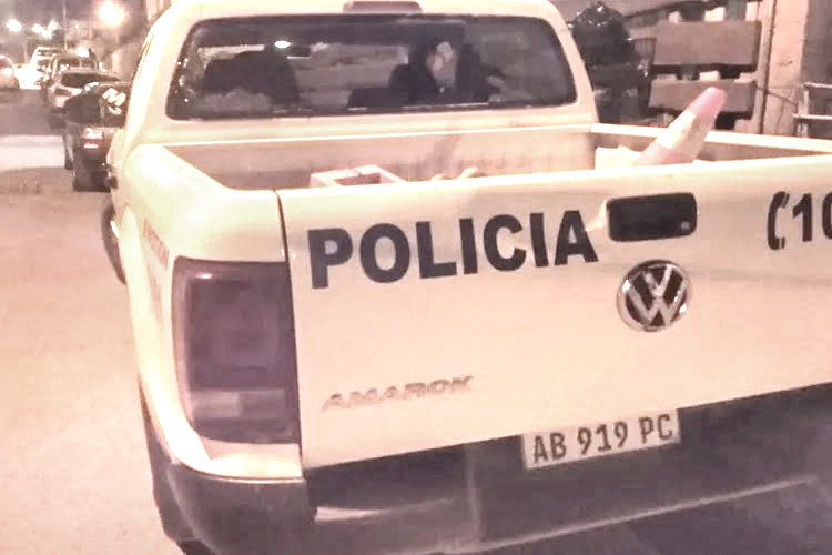 Vehículo chocó por detrás a un taxi detenido en el semáforo Vehículo chocó por detrás a un taxi detenido en el semáforo