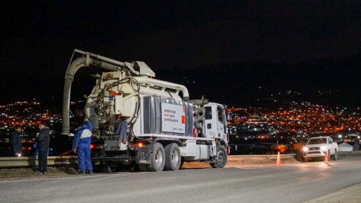 Personal de la DPOSS trabaja para controlar el desborde cloacal de Avenida Perito Moreno