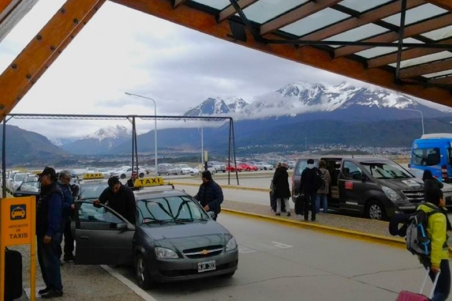 Chofer de UBER trompeado por taxista: “nos están cazando” Chofer de UBER trompeado por taxista: “nos están cazando”