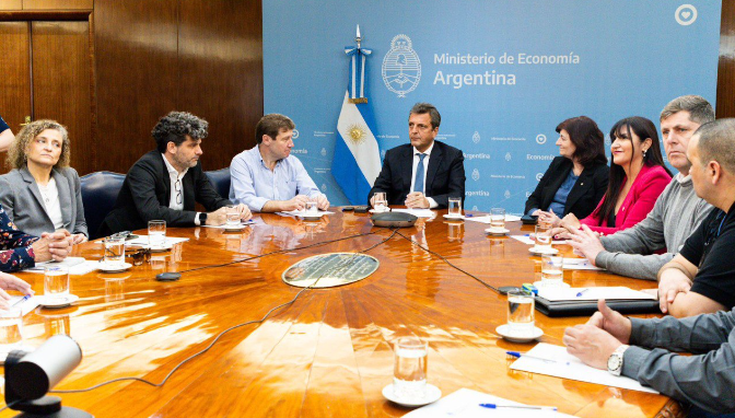 INDUSTRIA: Massa vendrá a la Provincia para traer el decreto de las textiles, adelantó Fernández INDUSTRIA: Massa vendrá a la Provincia para traer el decreto de las textiles, adelantó Fernández