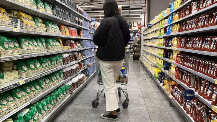 Tras la devaluación, la inflación se disparó a 12,4% en agosto y fue la más alta en más de 30 años