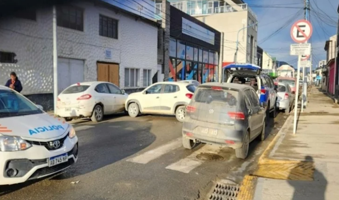 Choque multiple en Ushuaia, un conductor lesionado Choque multiple en Ushuaia, un conductor lesionado