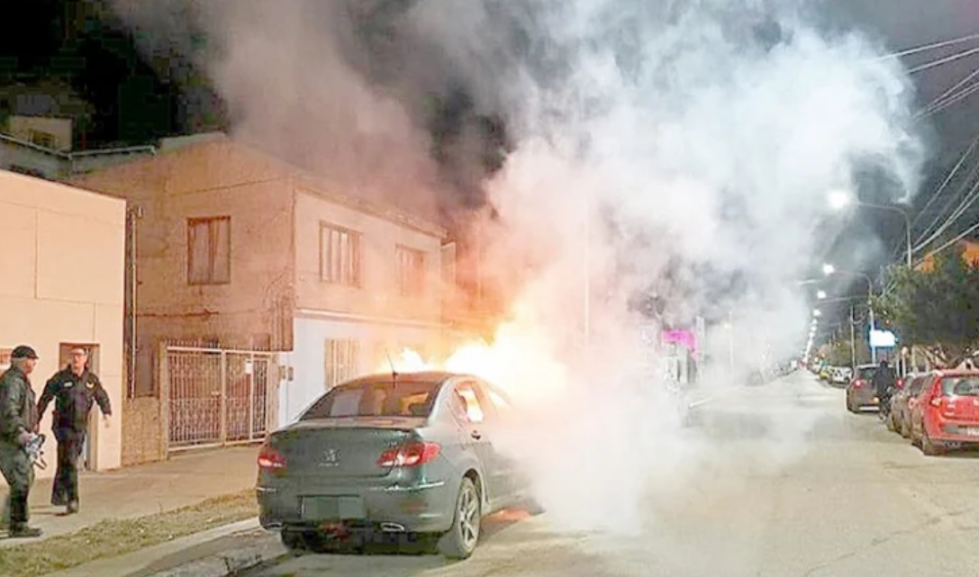 Incendio en la madrugada de un vehiculo, sin lesionados