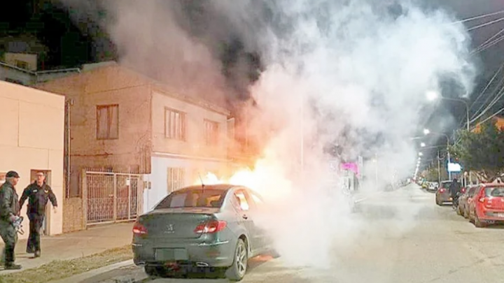 Incendio en la madrugada de un vehiculo, sin lesionados
