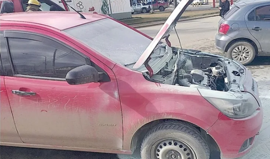 Vehiculo se prendio fuego en la zona del centro Vehiculo se prendio fuego en la zona del centro